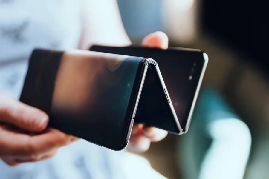 Perché piegare solo due volte un foldable quando potete farlo in tre?